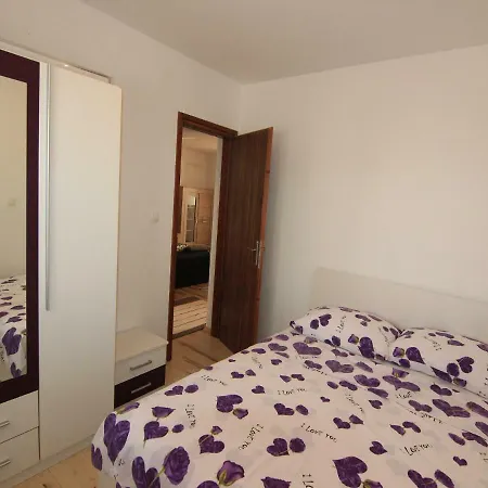 Apartment Sea Breeze Vir
