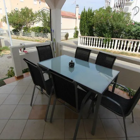 Sea Breeze Apartment *